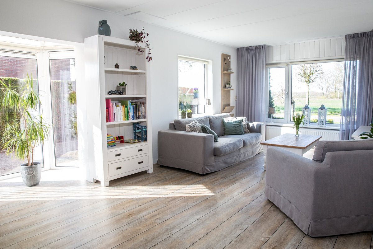 Ben je starter en wil je landelijk wonen? Dat treft! Onze woning gaat in de verkoop! Ruime beneden verdieping door uitbouw en een grote garage (14 m diep). Handig voor autoliefhebbers of als je een caravan/camper hebt. Meer info op jellebeenenwei11jonkerslan.gmak.nl