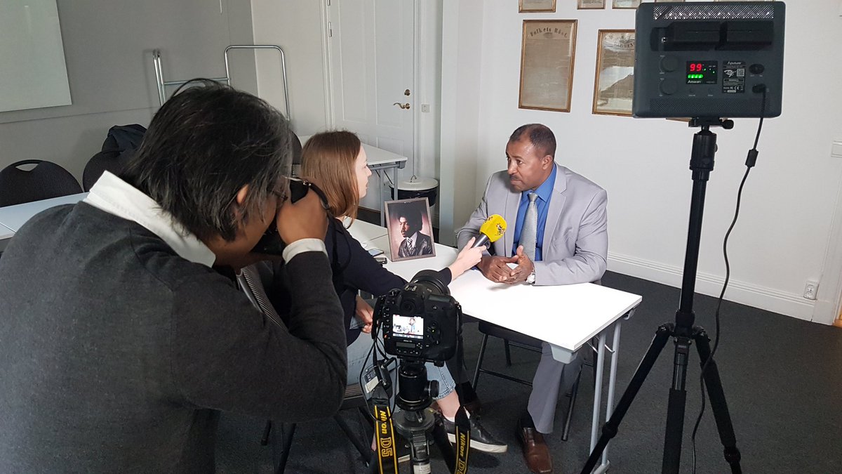 Tunback's tweet photo. Aaron Berhane, chefredaktör o kollega med #Dawit Isaak i #Eritrea intervjuas av @Expressen. Aaron hann fly 2001, nu i Sverige ffg. Ikväll på möte i Stockholm: https://t.co/kRMB7sGZ5R
@FreeDawit @journalistforb @TU_Medier @PK_Stockholm @PENsweden På torsdag gästar Aaron @PKVastra https://t.co/cwaesuwTvC