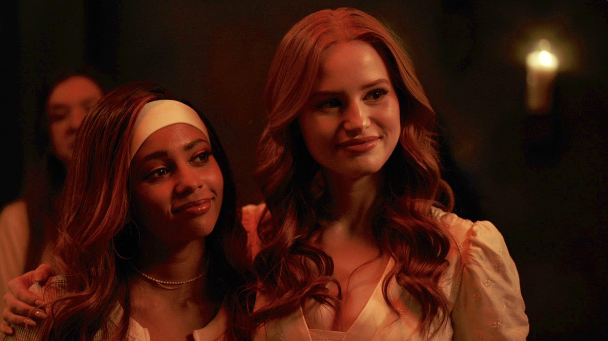 WriterRAS's tweet image. On tonight’s #Riverdale, the one shall become many, and the many one... Can #Choni find true happiness at the Farm? 👠💋🌪💥🎢👨‍👩‍👧