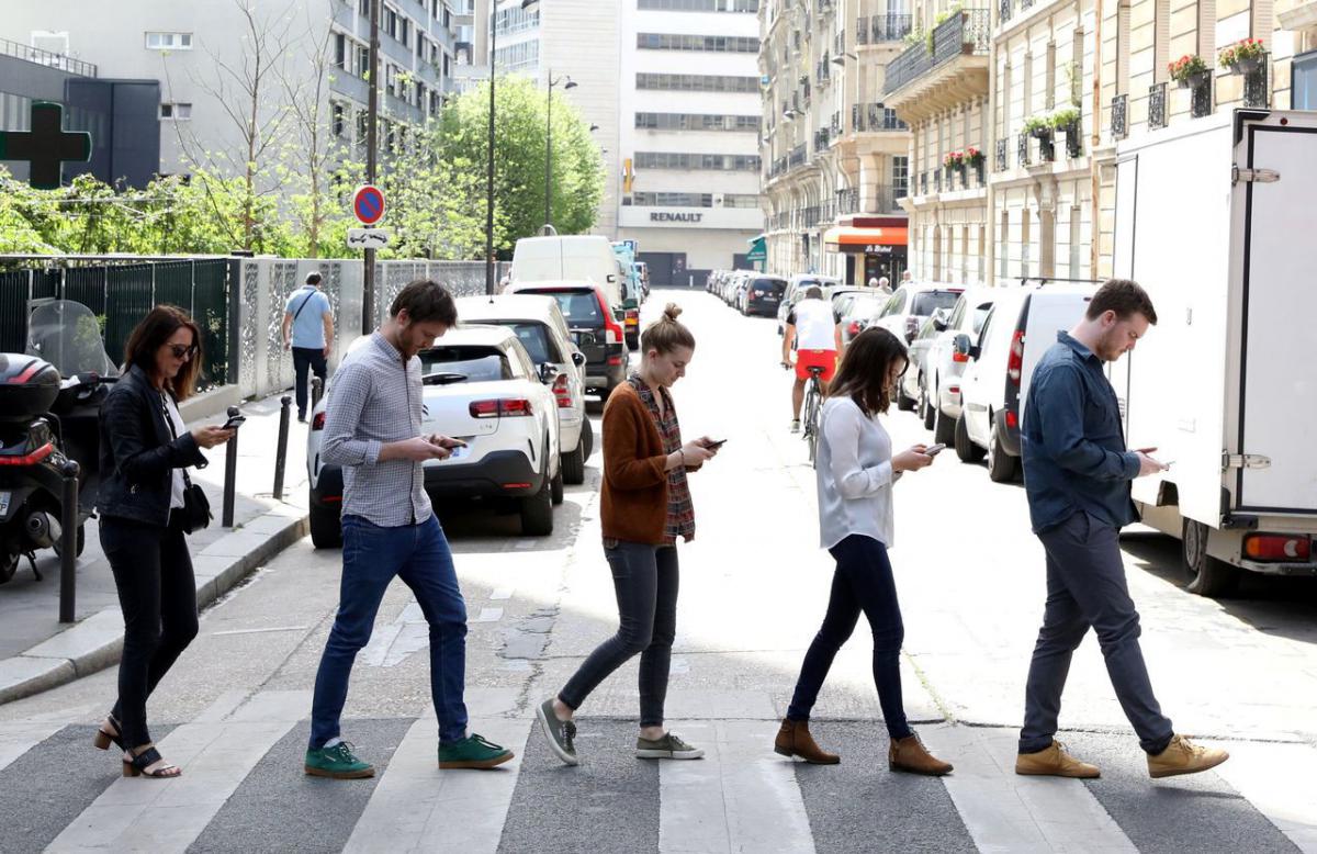 africautomob's tweet photo. Alerte aux «smombies», ces zombies du smartphone qui s’exposent à des accidents.
"65 % des piétons reconnaissent consulter leur téléphone en marchant sur le trottoir ou en traversant un passage clouté."
https://t.co/CUuN4ccInQ https://t.co/FpWHfRClsJ