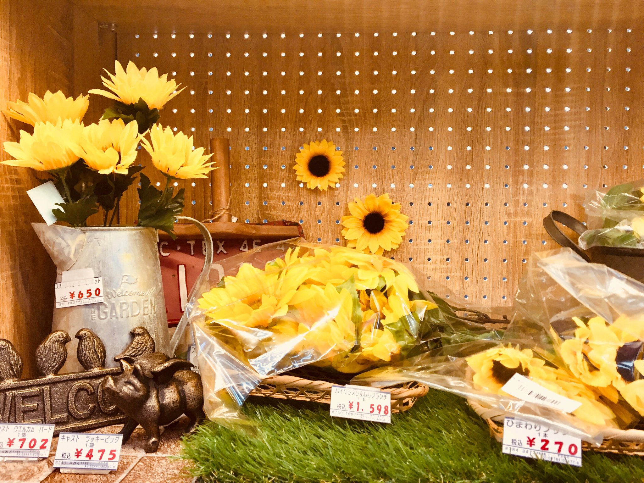 ストアエキスプレス福岡店 夏の装飾品の展開始まっております ひまわり商品など多数入荷しておりますのでこの機会に是非お立ち寄りください 夏 ひまわり 装飾品 T Co Xbqvm5bnez Twitter