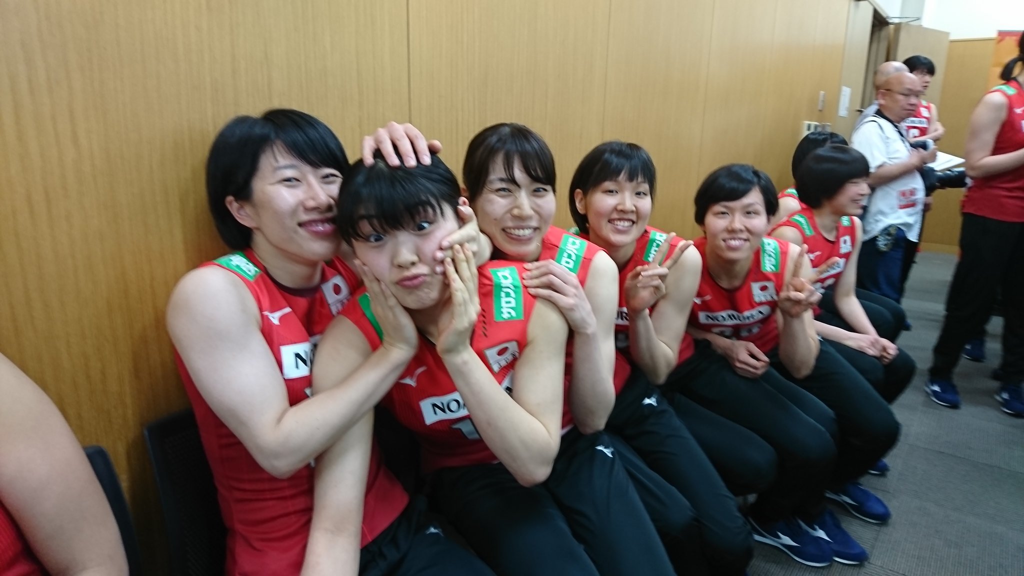 大林素子 日本代表女子バレーの 記者会見29名が選出 今日は 26名が出席となりましたざ 新加入選手が多く 新しい風にも 期待したいですね 応援お願いいたします みんな可愛い 選手の凄さと 女性としての可愛さや 人となりも 応援し 伝えて行き 大林素子 日本代表女子バレーの 記者会見29名が選出 今日は 26名が出席となりましたざ 新加入選手が多く 新しい風にも 期待したいですね 応援お願いいたします みんな可愛い 選手の凄さと 女性としての可愛さや 人となりも 応援し 伝えて行き