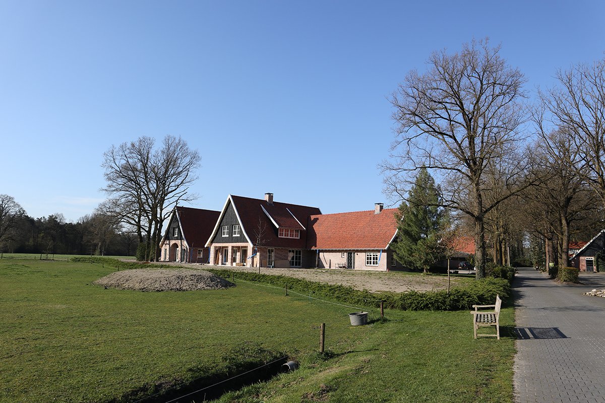 Aan het werk bij woon- en groepsaccomodatie op Landgoed 't Borghuis. We verzorgen hier al het installatiewerk; warmtepompinstallatie, waterontharders, lift, inbraakinstallatie, vloerverwarming en lichtsensoren. Gasloos met een wtw-installatie. Duurzaam en toekomstgericht!