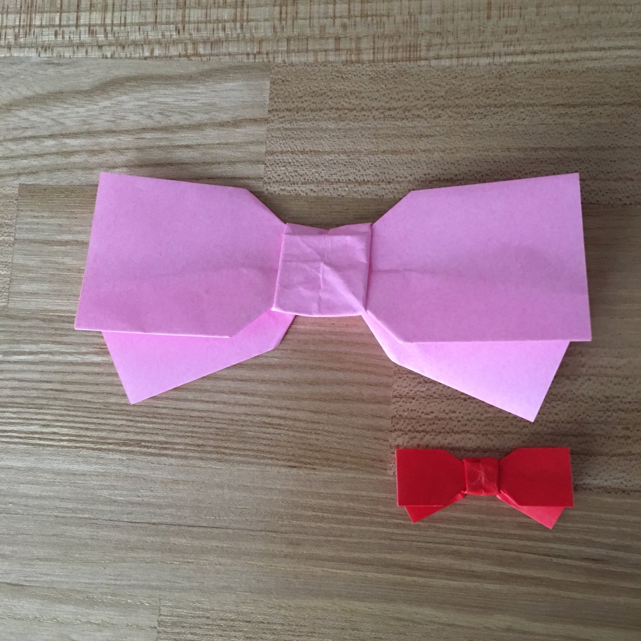 たのしい折り紙 折り紙のリボンがかわいくて 普通サイズの折り紙と 小さい折り紙で作ってみた かわいい 折っていく過程も楽しめます 折り紙 かわいい 子供向け T Co Mzf4uqhxdt Twitter