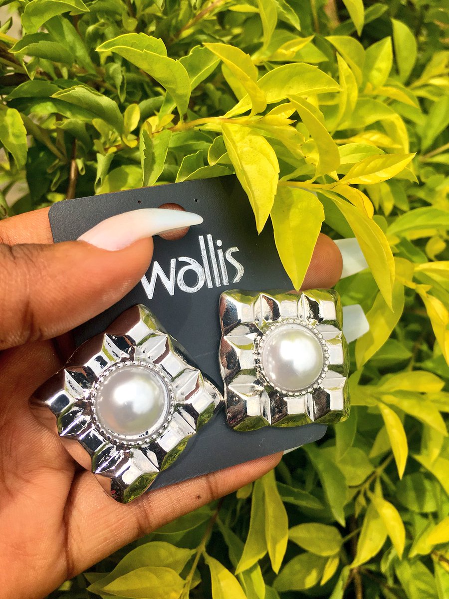 Goodmorning fam,I still have nice earrings available..Please help me sell out Stud earrings Silver Price : 2300Pleas send a message to order Please help Rt