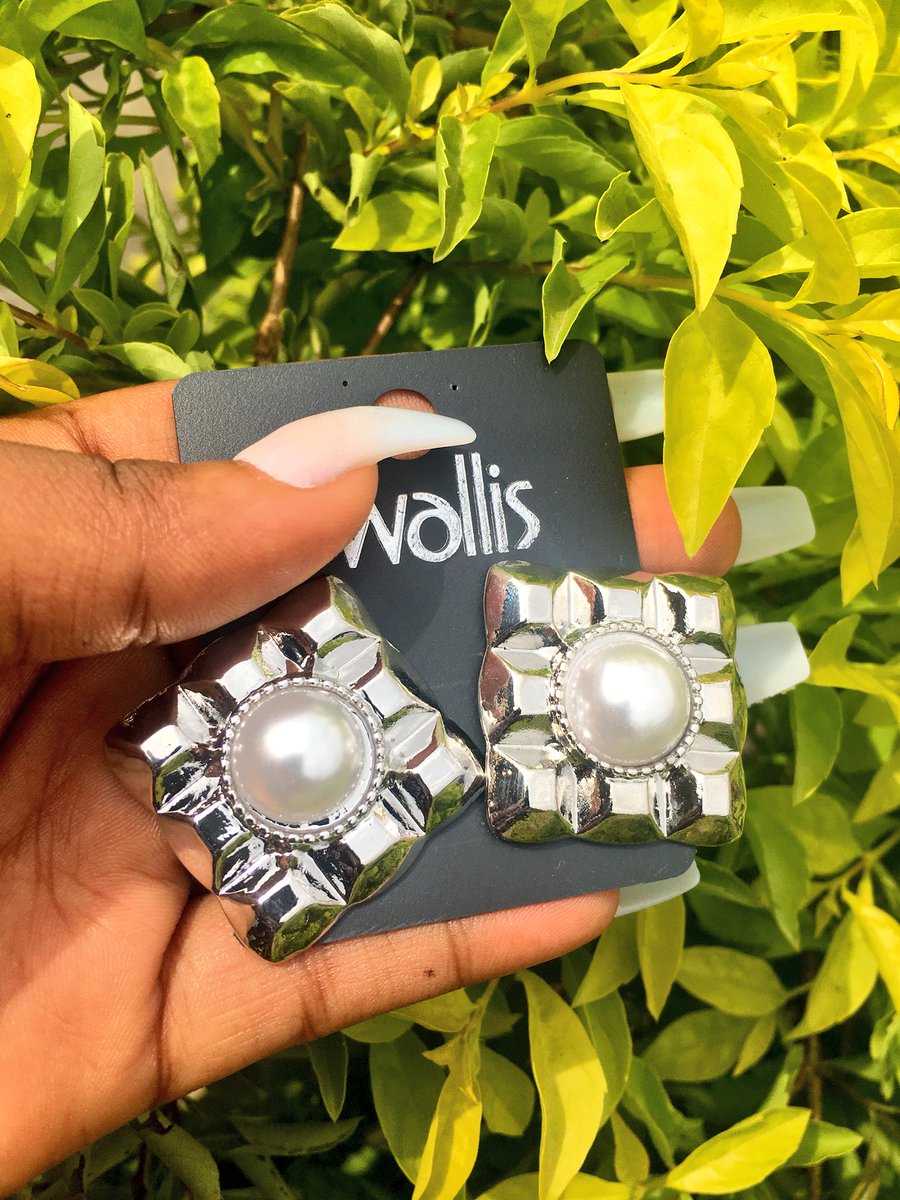 Goodmorning fam,I still have nice earrings available..Please help me sell out Stud earrings Silver Price : 2300Pleas send a message to order Please help Rt