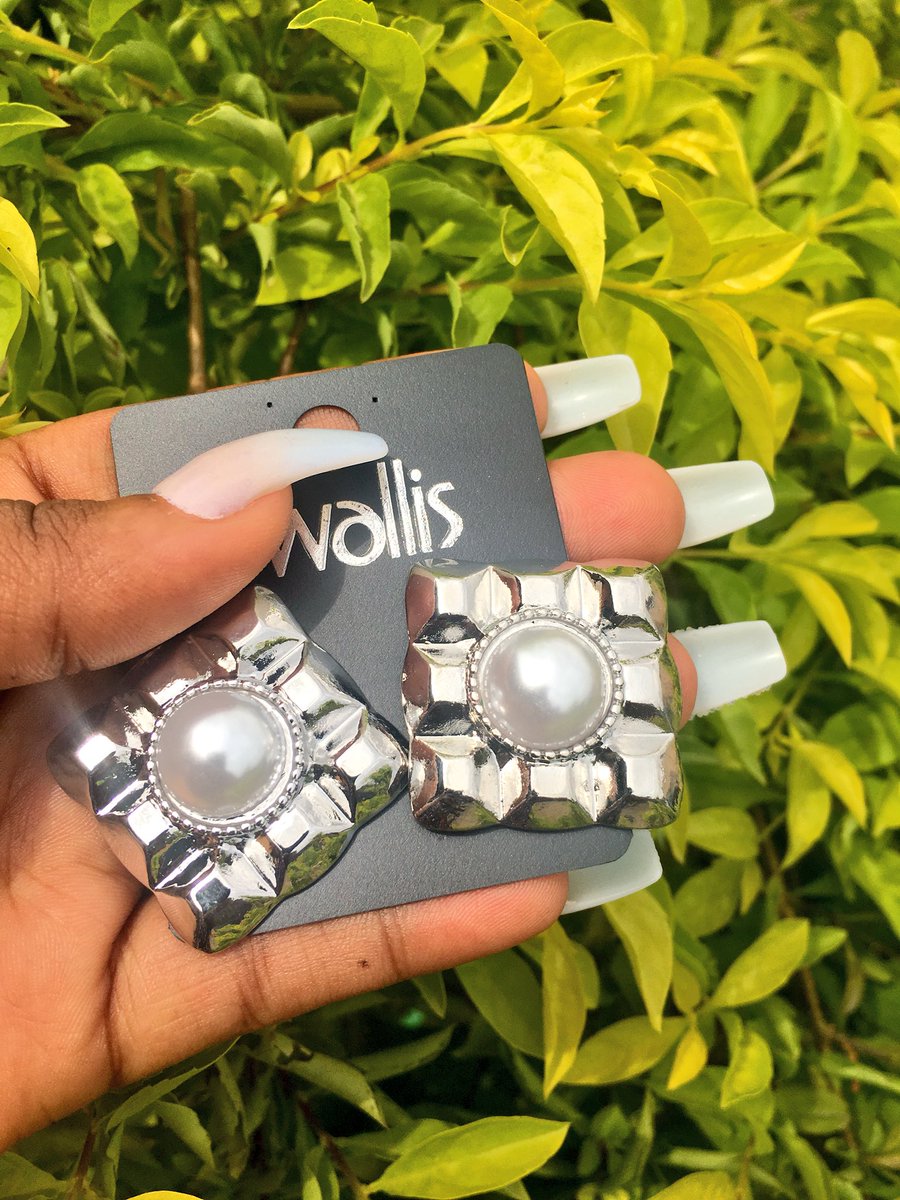 Goodmorning fam,I still have nice earrings available..Please help me sell out Stud earrings Silver Price : 2300Pleas send a message to order Please help Rt