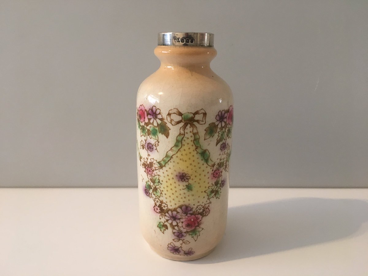 CuteCollectabl1's tweet photo. Beautiful Vintage Vase / Bottle with Solid Silver Top now available in our online shop - https://t.co/uiIJyis42A

#vintageitems #antiques #hansons #solidsilver #vintagevase #collectables #auctions #jewellery #preloved #victorian #edwardian #sales https://t.co/nWo3maMHK1