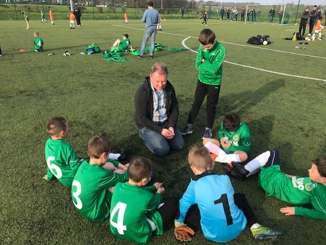 Une organisation sans faille, des jeunes footeux et leurs parents très souriants : le printemps fait du bien ☀️