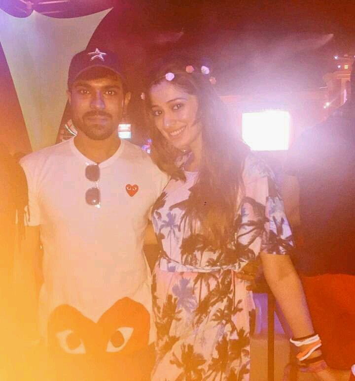 AlwaysRamchara7's tweet photo. @iamlakshmirai about #RamCharan 
Look whom I bumped into !?The most friendly ,talented ,amazing actor #ramcharan 😁wat a superb dancer he is 😳😍👏👌👍 https://t.co/TZTOIHjVaY