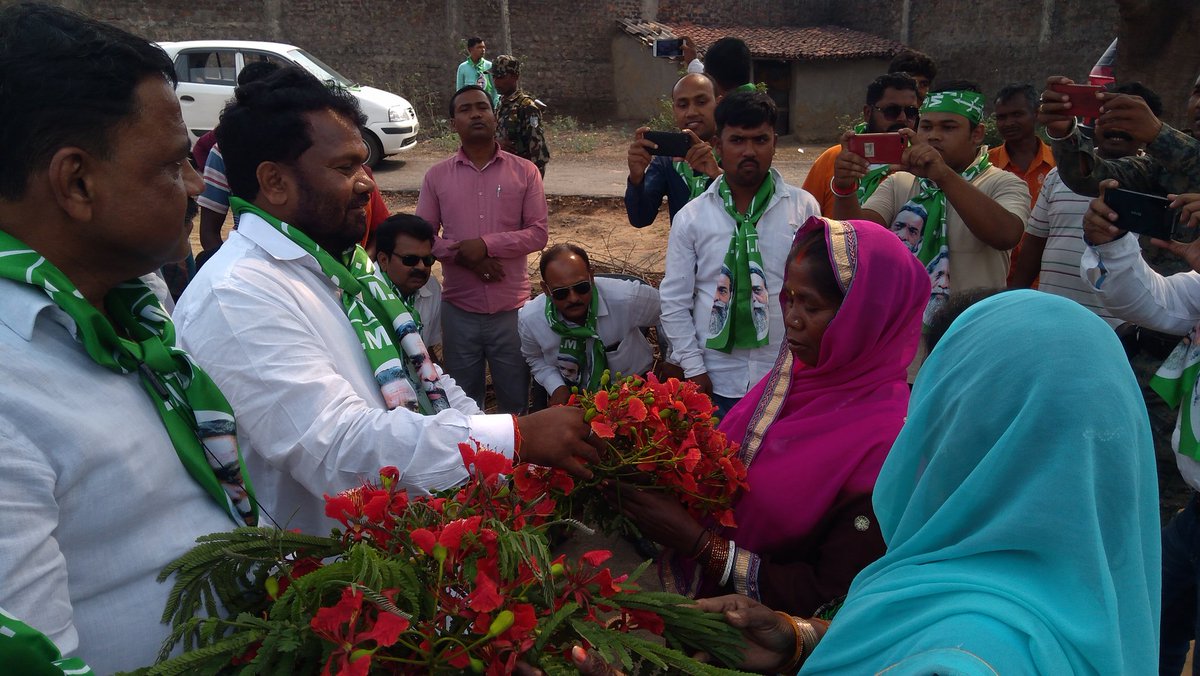 JMM_Giridih's tweet photo. गजब का उत्साह था गिरिडीह पूर्वी क्षेत्र के मतदाताओं का जब @Jagarnathji_mla और @kumarsudivya जी उनके बीच वोट अपील के लिए गए, सभी बीजेपी के झूठो वादों से परेशान झामुमो के साथ चल रहे है रिकॉर्ड मतो से जीत होगी।
@HemantSorenJMM @JMM_2019 https://t.co/PvjXGrDzoz