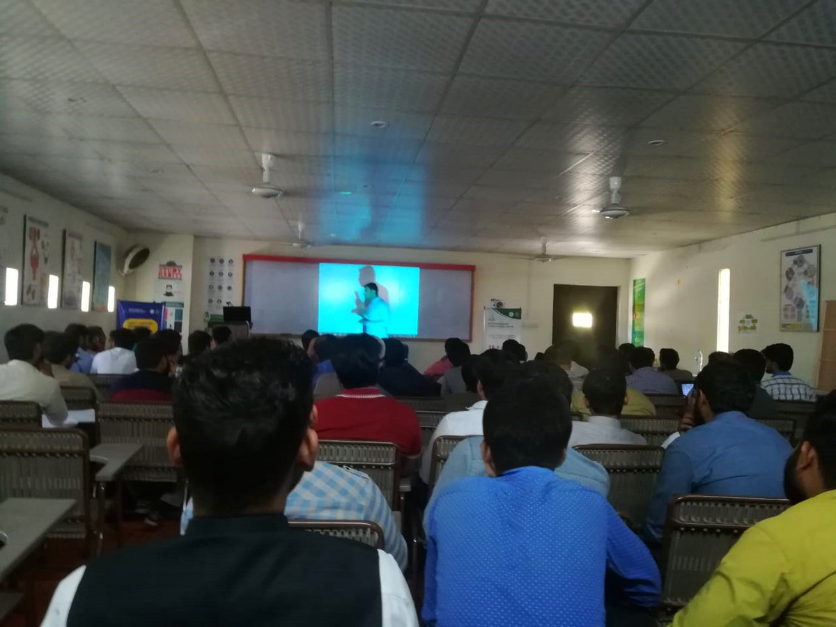 aadnankashif's tweet photo. #FreelancingWorkshop #2K18 #AsianInstitute #Lahore #Pakistan #Freelancer https://t.co/SaDi717XC0