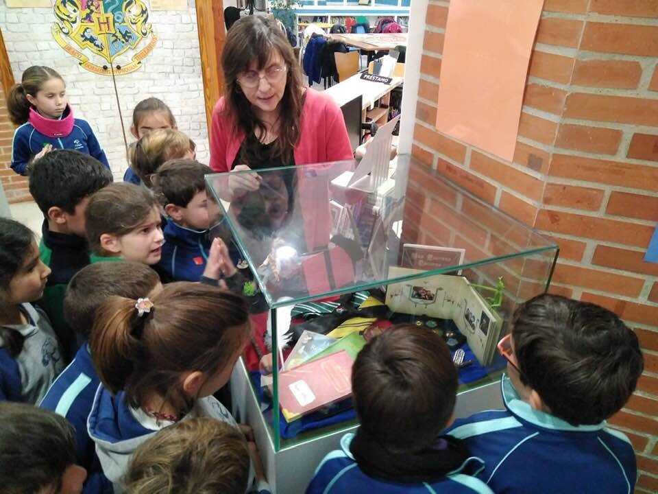 bibliocamocha's tweet photo. “Jugar en la biblioteca”👏🏽📖👏🏼📚
Las biblios han dejado de ser templos del silencio para convertirse en espacios culturales @manubusto, Biblioteca de Castropol y bibliotecas de Prelog y Vodice @NAPLESisLib  #trabajoenbibliotecas #workinlibraries #raduknjižnici https://t.co/tsjph9bgnE