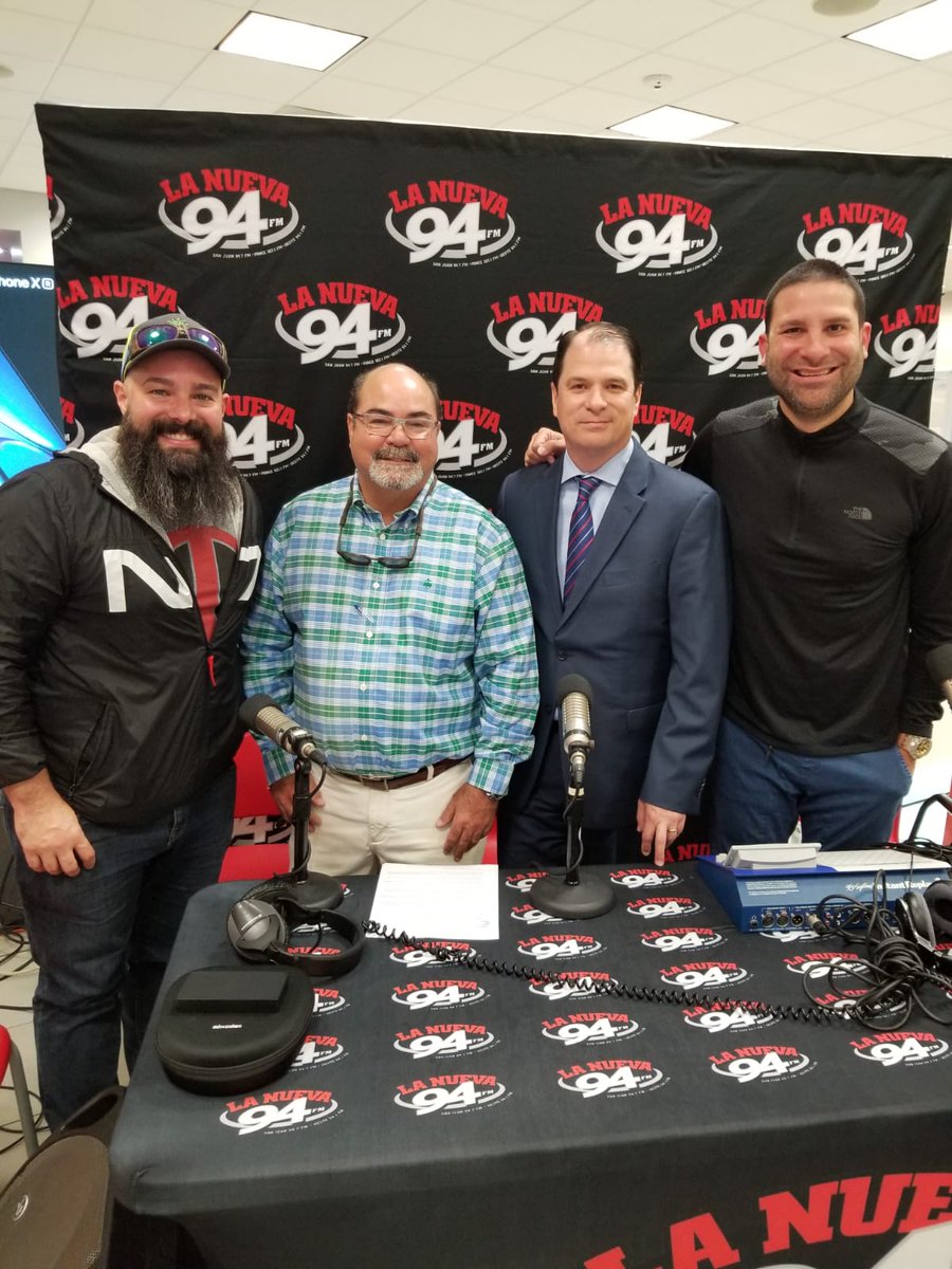 Ven a disfrutar de Claro WiFi Gratis a través de todo @sanpatricioplaza En la foto, Enrique Ortiz de Montellano, de Claro PR, junto a Miguel González, de San Patricio Plaza y <a href="/rockythekid947/">rockythekid947</a> presentaron el nuevo servicio desde el Centro de Atención al Cliente Claro