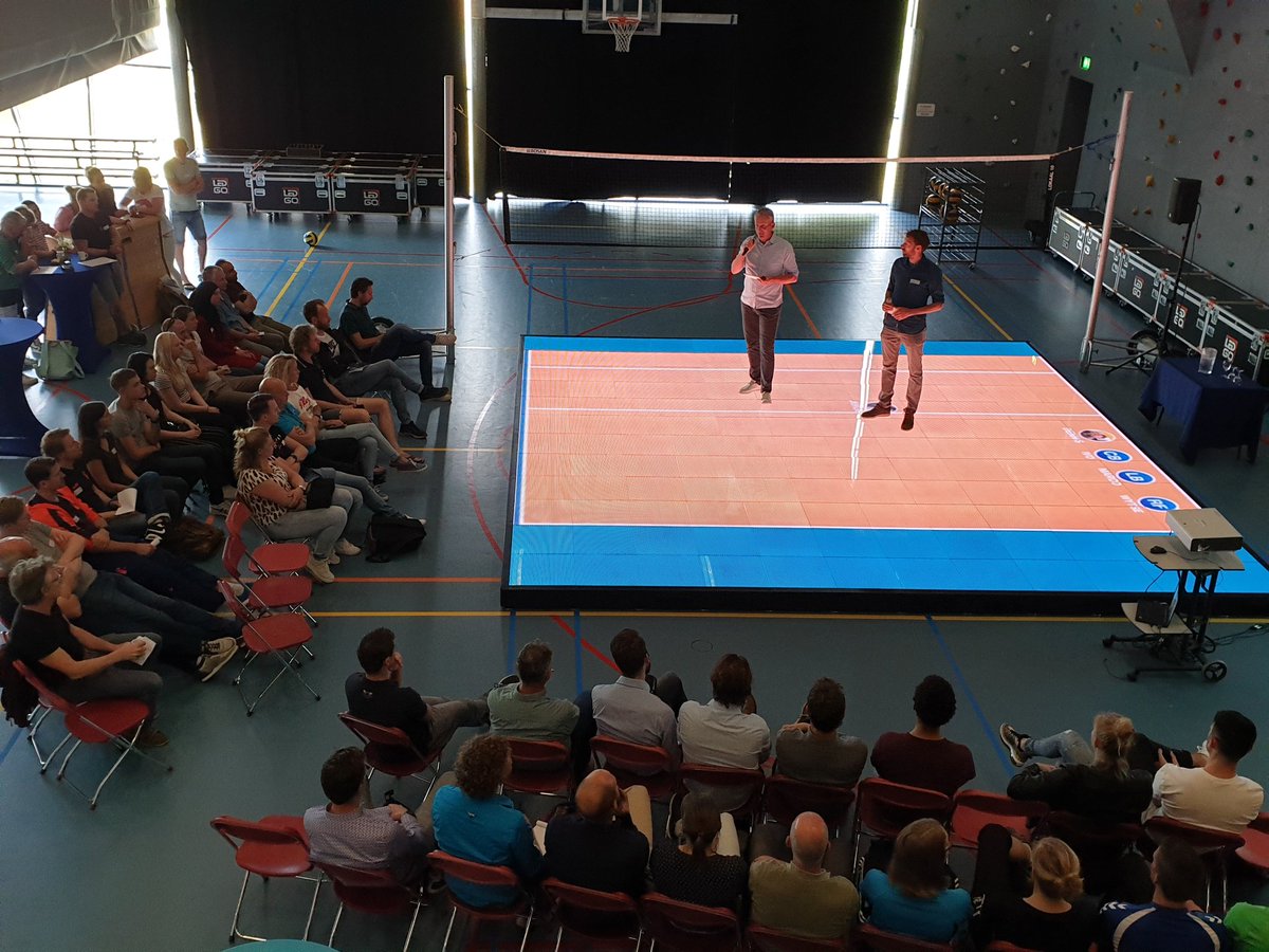 Het symposium Sportspelen van @CaloZwolle is begonnen. Natuurlijk vanaf de interactieve led-vloer die vandaag centraal staat.