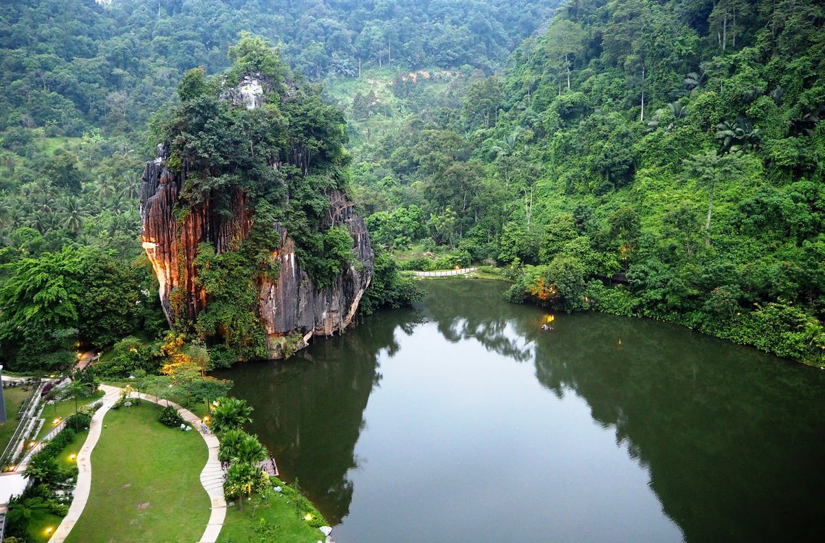 malaysiatravel1's tweet photo. أكثر من ٥٠ تغريدة تختصر مدينة #ايبوه #ايبوة #ioph
في ولاية بيراك
تبعد مسافة ساعتين ونصف تقريباً شمال كوالالمبور و جنوب بينانج.
وتبعد حوالي ساعه و ٤٠ دقيقة من مرتفعات كاميرون الباردة
هذه خريطة توضيحية لموقعها والوصول لها
- سيارة 🚗
- باص 🚌
- قطار🚇
او طيران لبعض المدن فقط ✈️
👇🏼 https://t.co/osz7wcCOmt