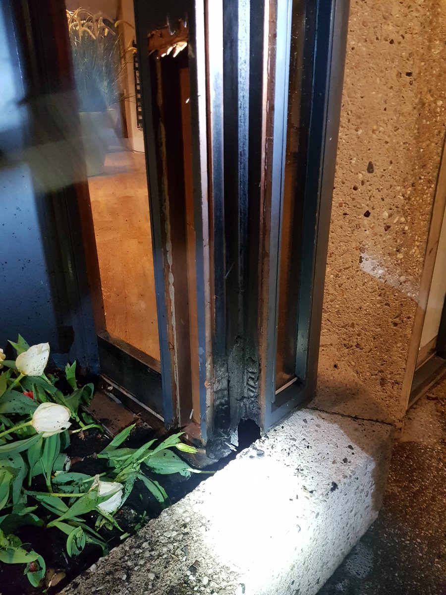HeugensE's tweet photo. Klein brandje doorgelopen via kozijn, veel rookontwikkeling in het entree met trappenhuis. Ventilatie mogelijkheden minimaal en rookverspreiding door werveling, wat vinden of denken we van afzuigen inc met ventilator. #firefighters #fognails #rookstopper #vernieuwekijk https://t.co/K3JQE0DUsZ