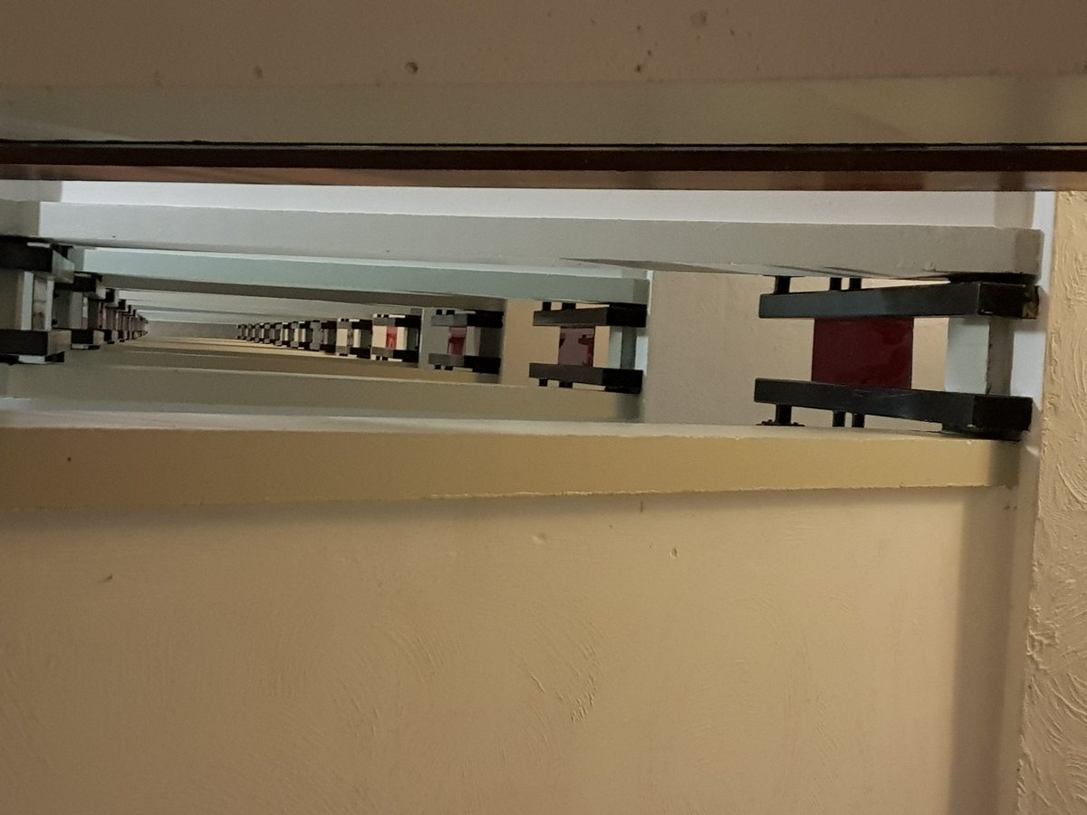 HeugensE's tweet photo. Klein brandje doorgelopen via kozijn, veel rookontwikkeling in het entree met trappenhuis. Ventilatie mogelijkheden minimaal en rookverspreiding door werveling, wat vinden of denken we van afzuigen inc met ventilator. #firefighters #fognails #rookstopper #vernieuwekijk https://t.co/K3JQE0DUsZ
