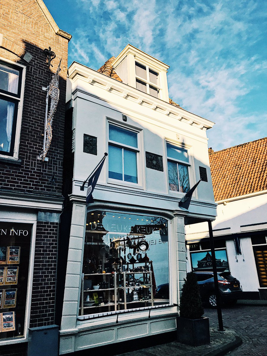 mysmartrip's tweet photo. ¿Sabes porque las casas en Ámsterdam son tan estrechas y están inclinadas? En el siglo XVII los impuestos de las viviendas se terminaban en función de la anchura de la fachada. Los muebles se meten y se sacan por la ventana, por eso están inclinadas hacia delante. https://t.co/Mfdu5Cofs9