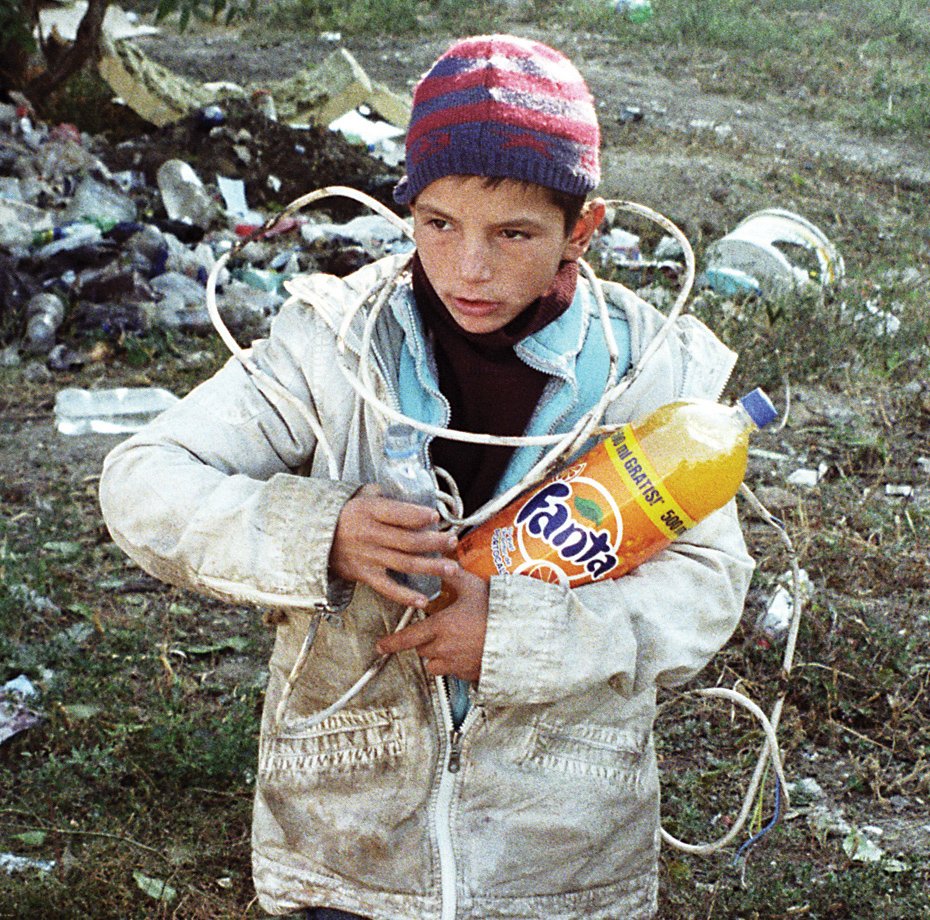 Zit je nog met de docu Bruce Lee and the Outlaw in je hoofd en wil je graag iets doen voor Nicu en Raluca? Dat kan! De regisseur is een crowdfundingsactie gestart waarmee je Raluca direct kunt steunen in haar zorg voor Nicu en de zwerfhonden. Doneer hier: bit.ly/steunraluca