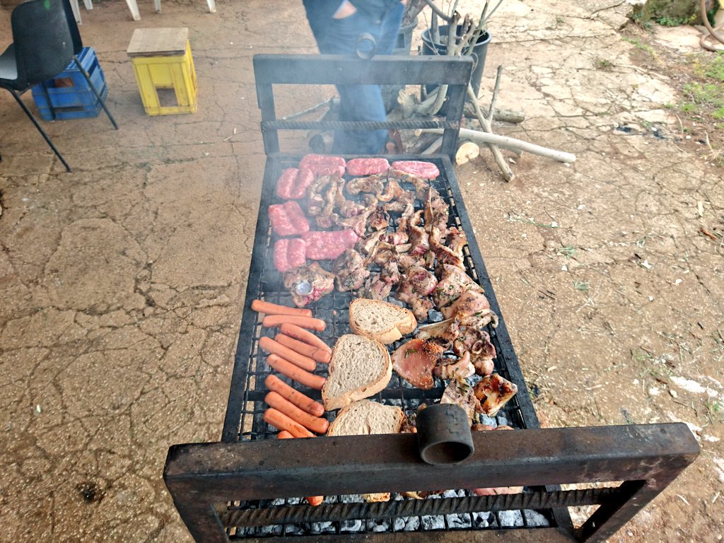 Angelo_APK's tweet photo. 🇮🇹コーリ市、イタリア🇮🇹
畑に友達と25Aprile日でBBQとパスタも食べた!
焼いた動物は
🐙タコ
イカ
エビ
サーモン
をBBQでした!
😃
コーリ市のリンクとEXVオイル販売サイトは
https://t.co/N32dcGXL0n
#イタリア #PASQU #25aprile #コーリ #オリーブ https://t.co/A907uC0gHN https://t.co/Iv42QURAKr