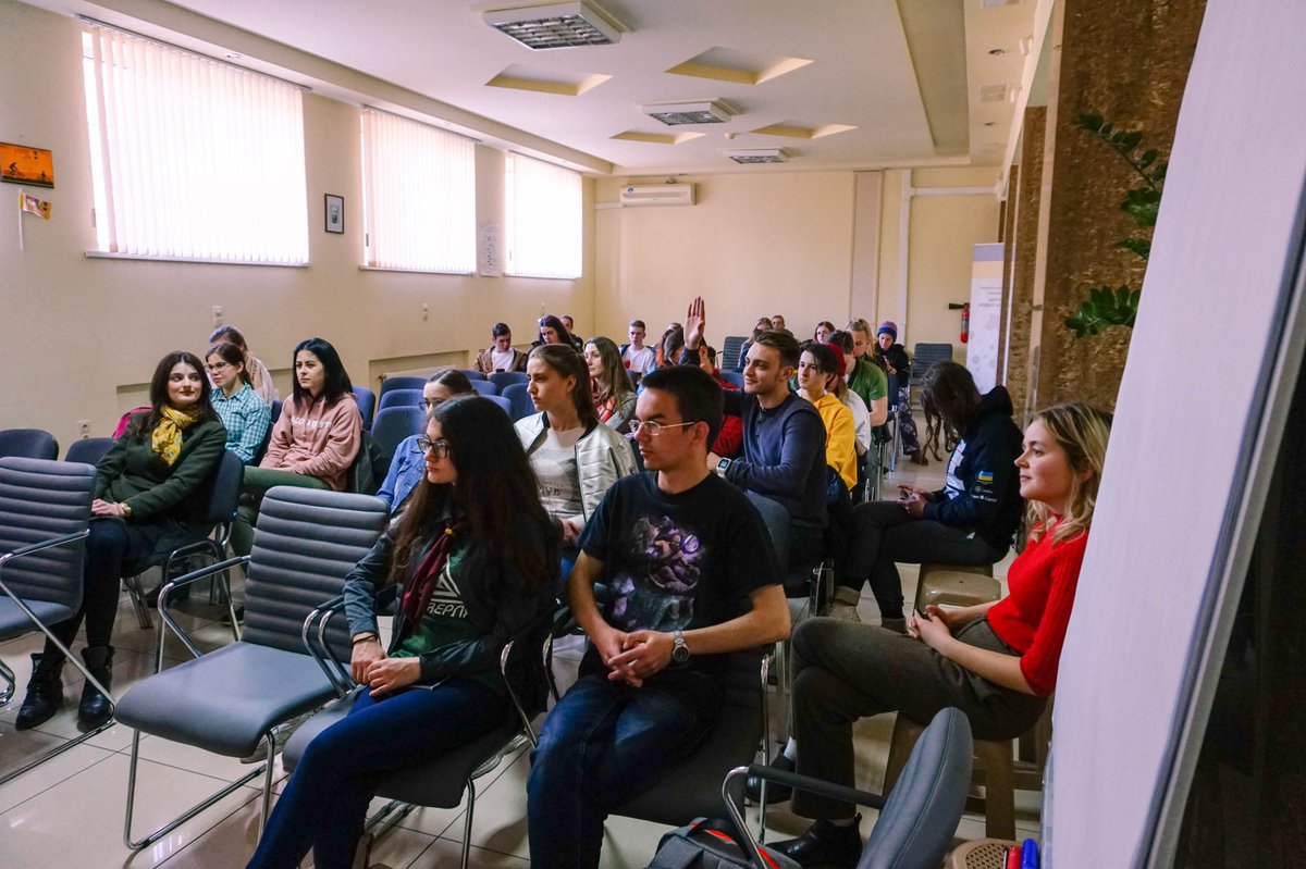 plast's tweet photo. We're expanding to the South! This weekend another #PlasTalks event occurred in #Mykolaiv. Active youth came to hear a talk from Romko Kolobochok about travel, time management and how to never miss a beat! https://t.co/pwFeNS1OVH