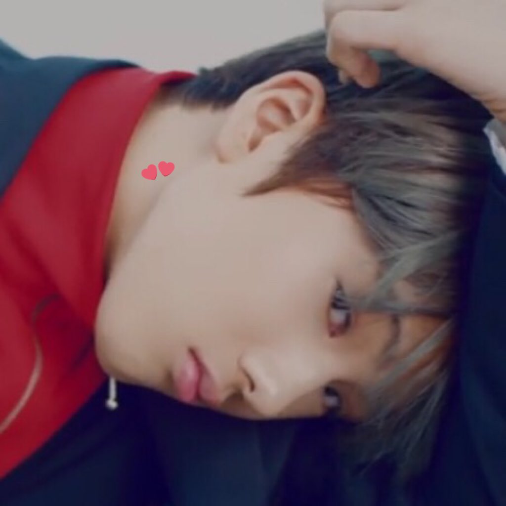  a thread of park jisung’s jawline 