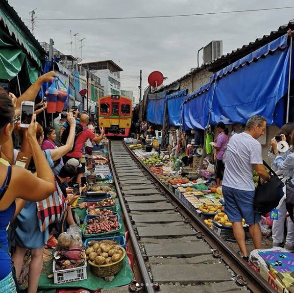 leamigoglobal's tweet photo. Maeklong Railway Market, most unique n interesting market #thaidiaries #thailand #bangkok #maeklong #maeklongrailwaymarket #goexplore #beautifulplaces #welivetoexplore #culturetrip #thailandinsider #thailanddestiny #tourismthailand #discoverthailand #webangkok #photo  #holiday https://t.co/1hMJWwi62E