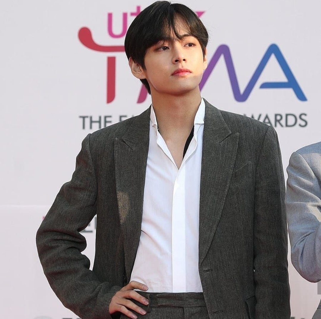 러브리뷔 on Twitter: "Kim Taehyung at #TheFactMusicAwards . He dyed his hair  again! V looks so good with dark brown hair. #BBMAsTopSocial BTS @BTS_twt  https://t.co/ZneGrqJikZ" / Twitter