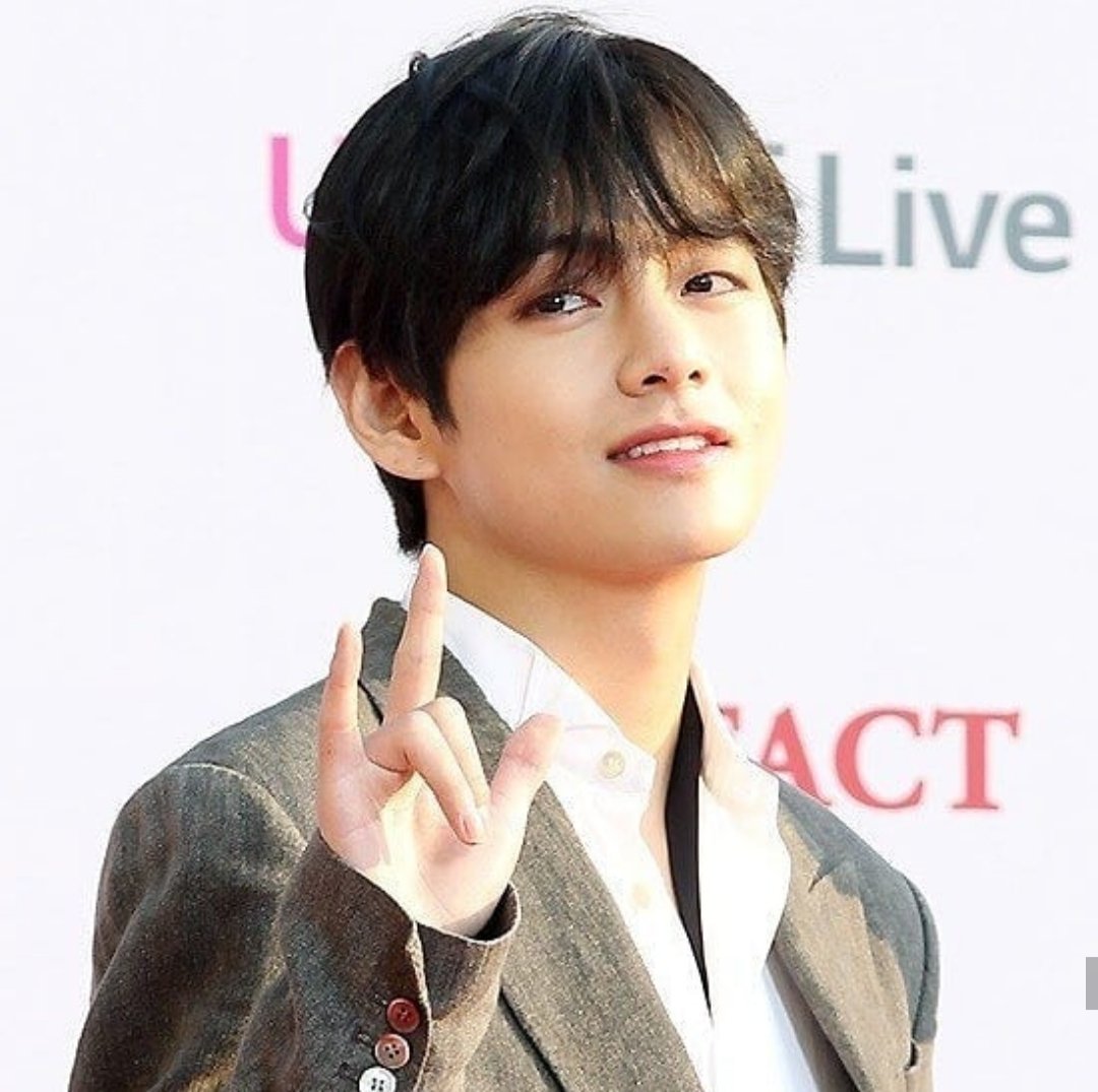 러브리뷔 on Twitter: "Kim Taehyung at #TheFactMusicAwards . He dyed his hair  again! V looks so good with dark brown hair. #BBMAsTopSocial BTS @BTS_twt  https://t.co/ZneGrqJikZ" / Twitter