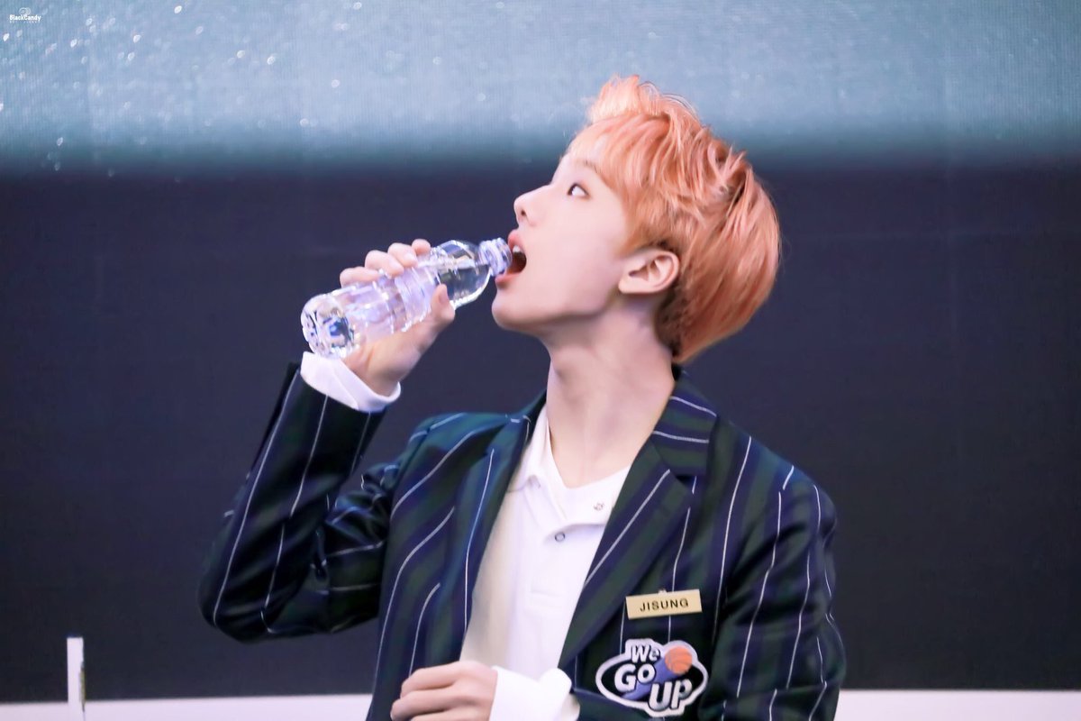  a thread of park jisung’s jawline 