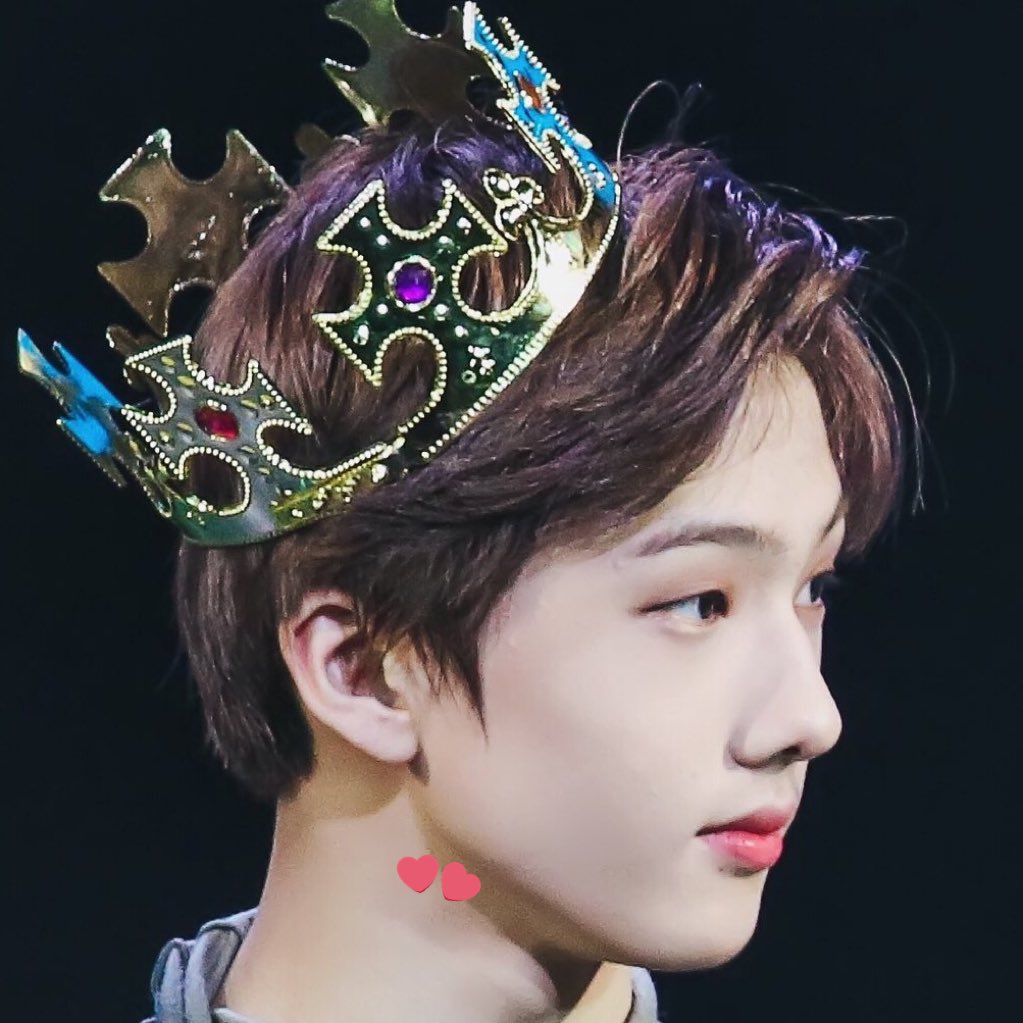  a thread of park jisung’s jawline 