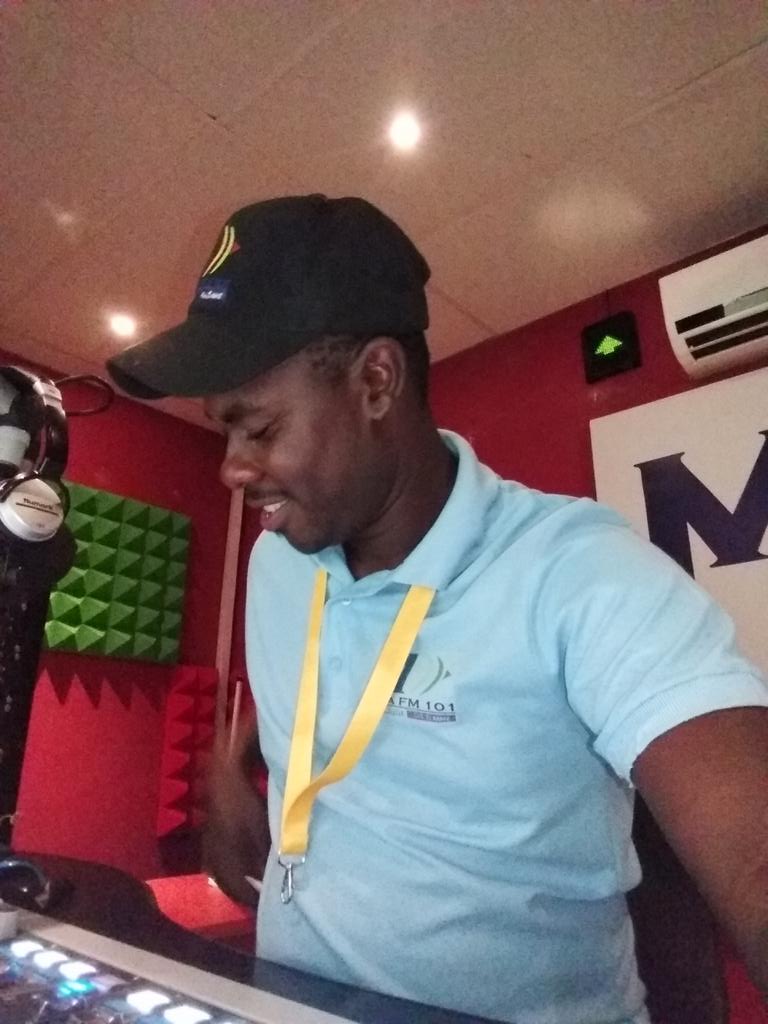 NevigatorK's tweet photo. #DRIVE101 @malafm_101 
@MabasaRodney 
@Nyiko_Zembhani

#Topic
Xana i tiyiso ku fika kwihi ku loko u fonela maphorisa u ngheneriwile/Ku duvuriwe munhu avati hi karhi wa lowo kambe loko kulwa wanuna na wa nsati vafika hikama wa lowo xana i tiyiso kumbe kova ku vulavula? https://t.co/Z15d7Fvv9K