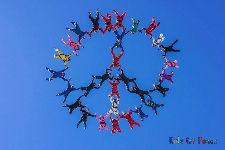 JeremyGilley's tweet photo. #PeaceDay 2018 with the first ever free fall peace sign formation in the sky, an amazing contribution to the #DoItForPeace campaign by @KidsforPeace @goodnewsnetwork and @TaTaTu_Official. Well done to the 34 participants that made it happen! Wow! ✌️

#Goal16 #Goal17 #Goal3 https://t.co/rsAKGP4YYC