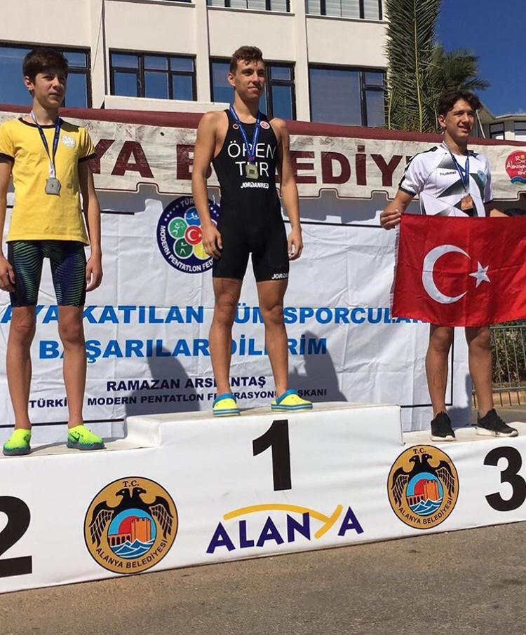 Sponsoru olduğumuz sporcumuz Bartu Ören, üretimimiz olan trisuit ile yarışıyor. Kendisine başarılar dileriz! #triatlon #trisut #triathlete