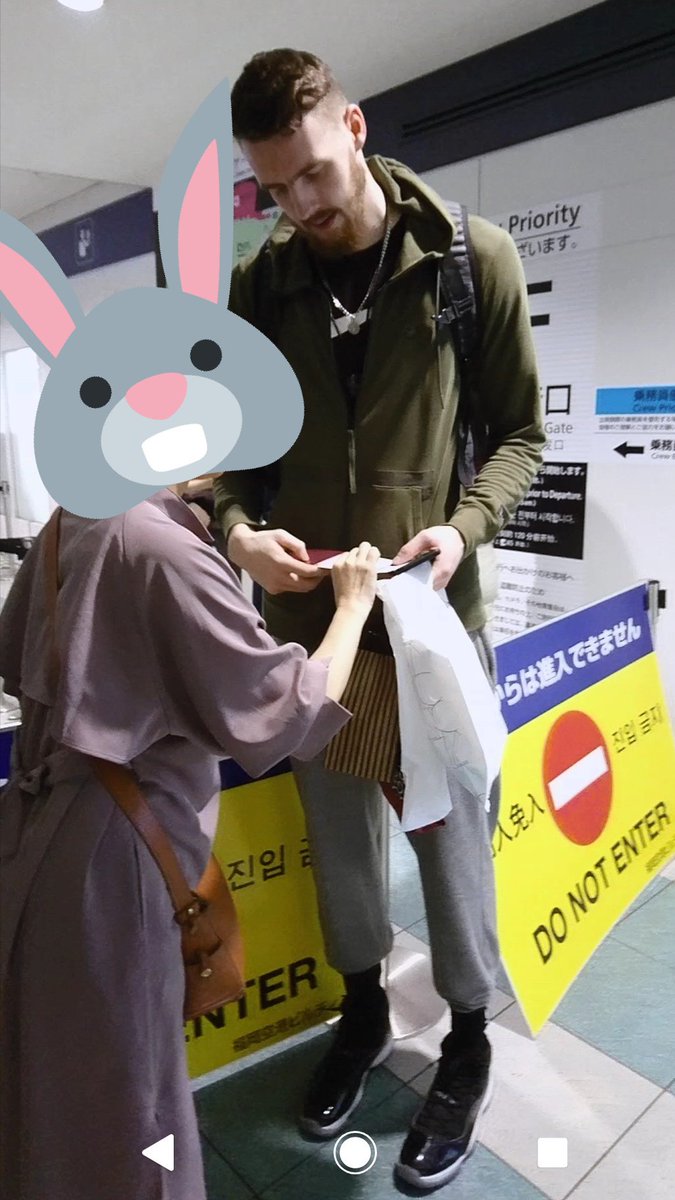 KOM_KOM_3's tweet photo. ありがとう❗ベン‼️
See you🙌

無事に飛行機乗れてよかった✈️

#ベンジャミン・ローソン #Bリーグ #お見送り #福岡空港 #福岡一丸 #JAPAN #FUKUOKA 
#stretchbeyond https://t.co/l6olBQ8HeL