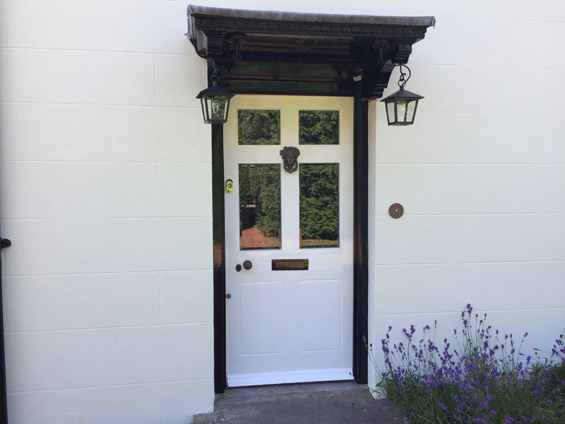 kandmdecorating's tweet photo. A Grade II #listedbuilding in #dialpost had its outside decorated by @kandmdecorating using #Dulux weathershield gloss on woodwork #Dulux weathershield masonary paint on the walls and #Dulux metalshield on the door furniture. See case study https://t.co/Sua2Fke9nO for more. https://t.co/NlRKeTcl7i