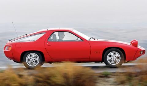 Estaba yo recordando cuando probé el Porsche 928. Los faros escamoteables dan sentido a la vida...