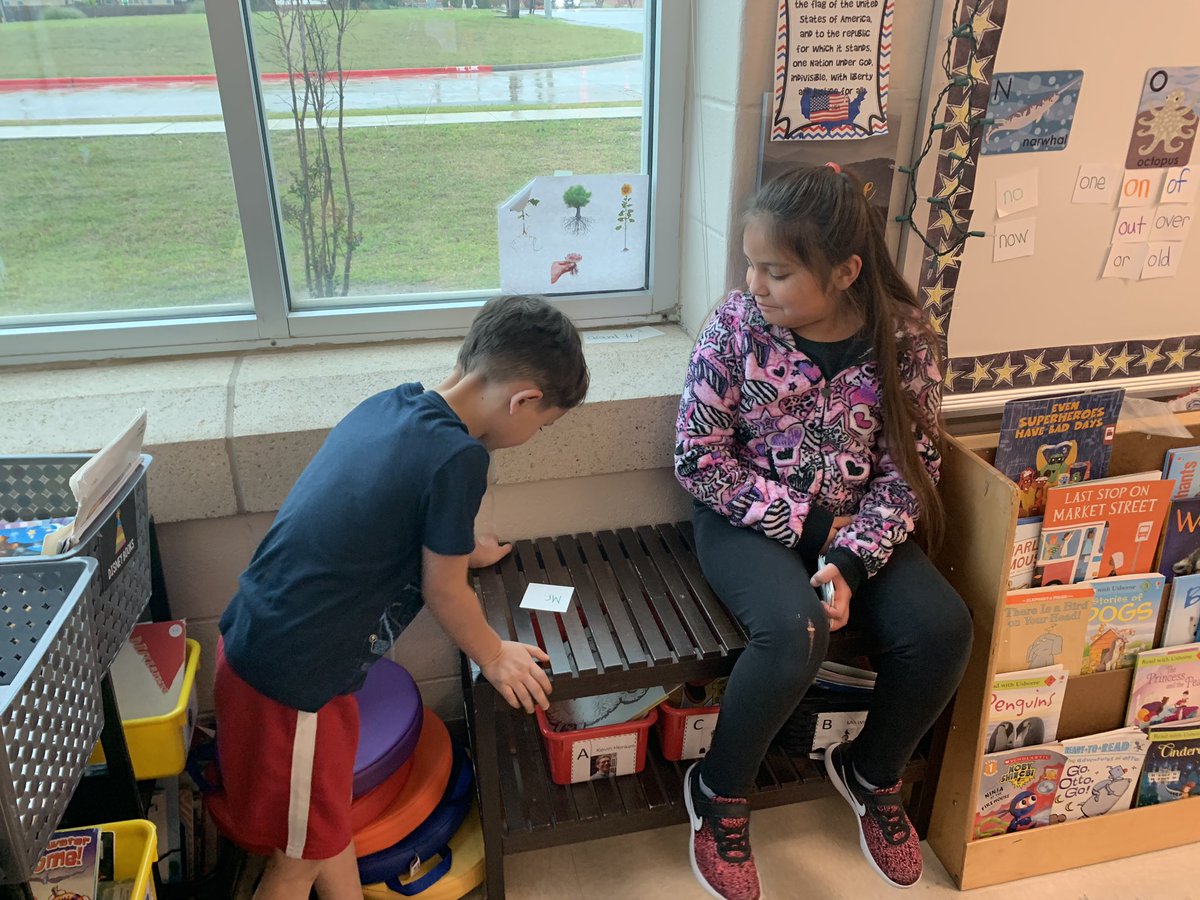 brejcha1stgrade's tweet photo. Sight word buddies make the 1000 word challenge more fun!! Thanks for the idea @MrsCasarezTES  @MrsAbu1123 #tobiasproud https://t.co/eRe1x8jGTH