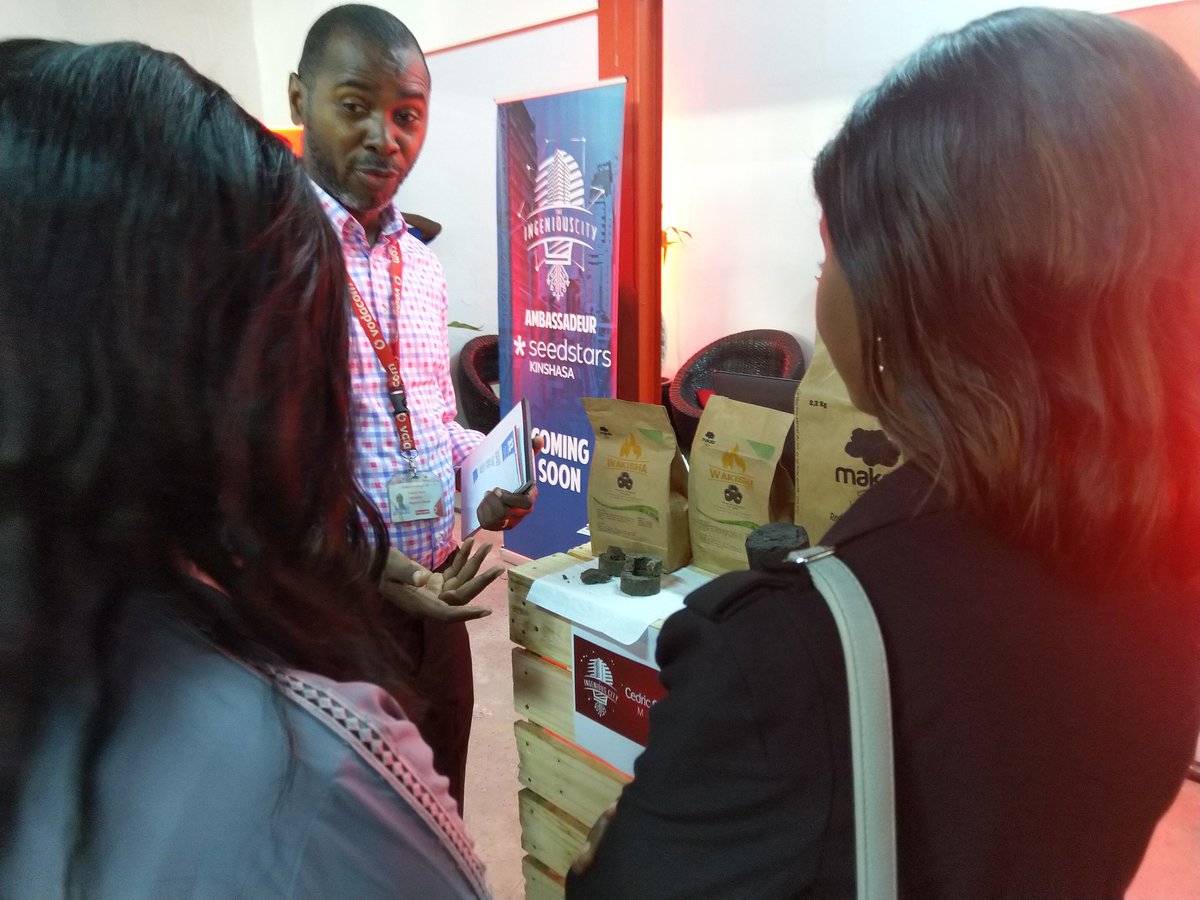 makalabio's tweet photo. Quand le pitch est efficace , le client est capable de réexpliquer vos produits à votre place ditix @jdeen304 . La preuve est là, après 45 sec de pitch , Mr Freddy MIELA , le field  manager Pool de @Vodacomcongo explique à son tour. @makalabio @youthconektrdc @TopCongo #RdCongo https://t.co/NrqgqahbCx