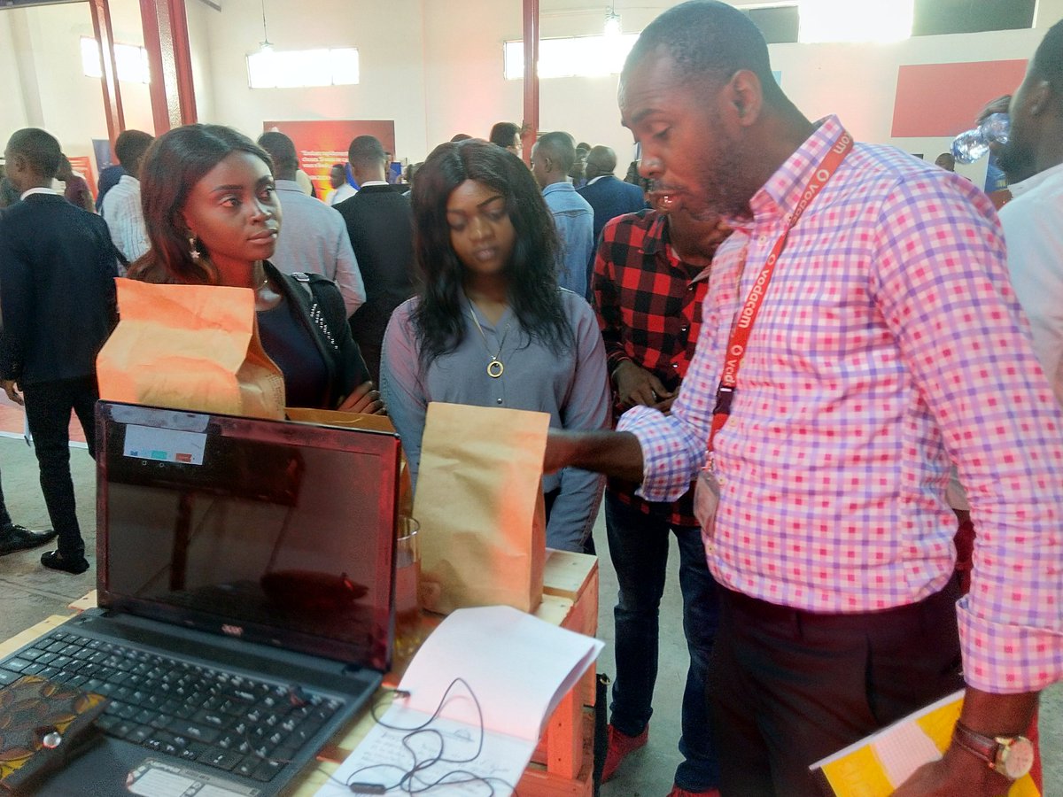 makalabio's tweet photo. Quand le pitch est efficace , le client est capable de réexpliquer vos produits à votre place ditix @jdeen304 . La preuve est là, après 45 sec de pitch , Mr Freddy MIELA , le field  manager Pool de @Vodacomcongo explique à son tour. @makalabio @youthconektrdc @TopCongo #RdCongo https://t.co/NrqgqahbCx