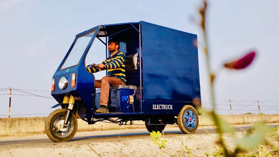 savygreentech's tweet photo. Rural India too adapting #electricvehicles. A #SavëIndia #electruck getting deployed for deliveries by a Gruh Udyog. Low cost electricity wid short distances makes 4a viable economic option 4 them.
#superbattery #highpayload #costefficient
https://t.co/pY0P8erqrv
91-7669190190 https://t.co/663nJ0pRBn