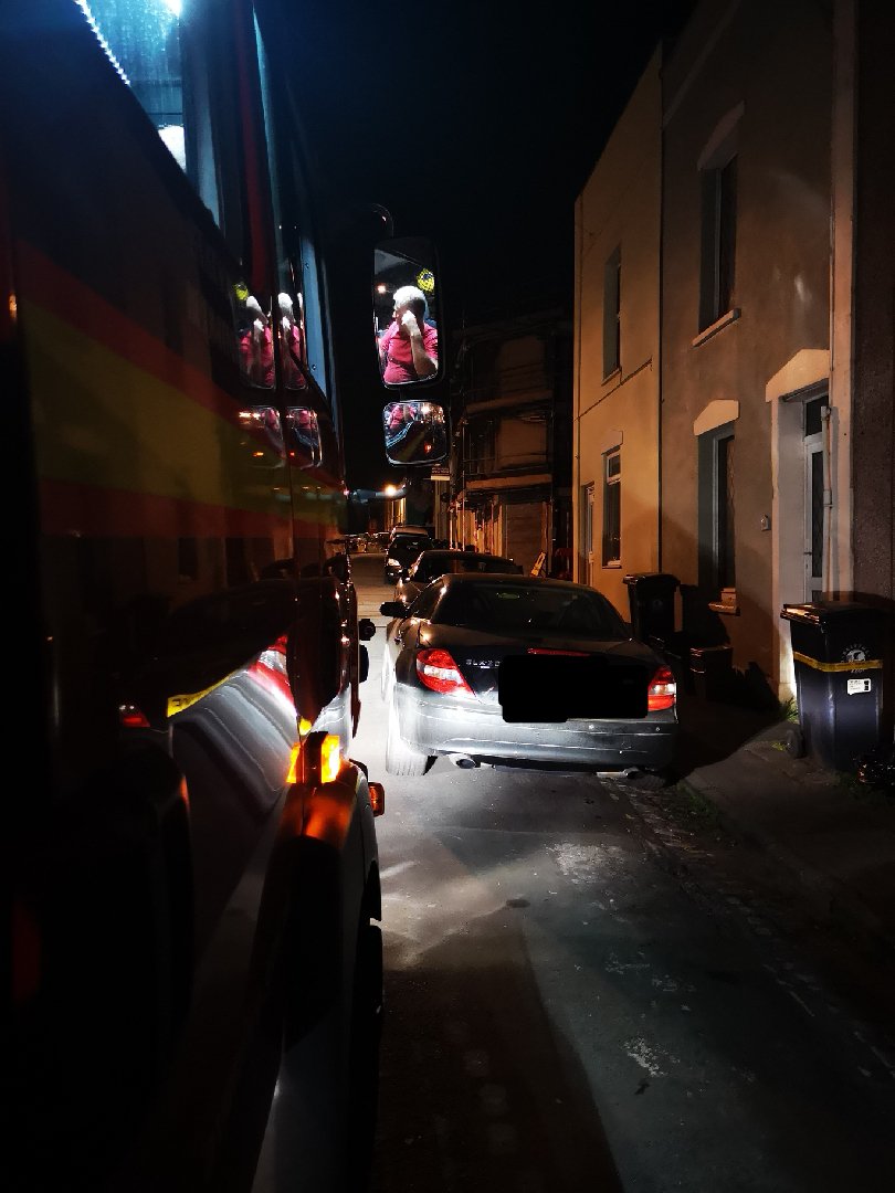 Bristol_Fire's tweet image. Fire #Personsreported shout at 0200 this morning in Bedminster. Unfortunately we had a few issues with fitting our fire engine due to inconsiderate parking. Please, keep access for the emergency services in mind before retiring for the night! #itcouldbeyou #parkproperly
