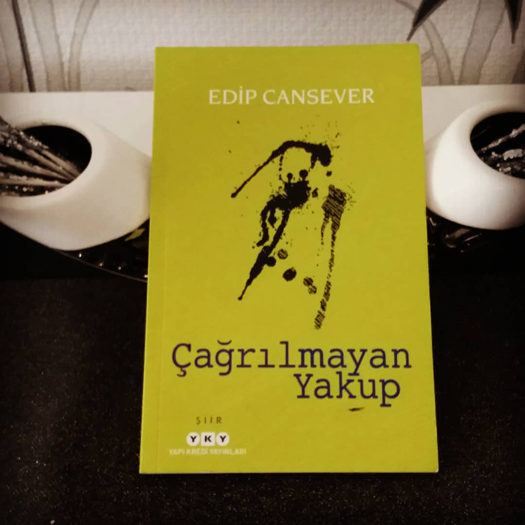 EdebiyatKesit's tweet photo. "Ölümün yeni bir şey olmadı, vardı
Ben tıraş olduğum zaman saat on üçtü, diyebilirim
Kolacıdan gömleğimi aldığımda saat on sekiz
Saat yirmi birdi sanki tetiği çektiğimde
Neden derseniz
Saat yirmi birdi, derim, tetiği çektiğimde."
@tolga3342 @YKYHaber #poetry #şiir #EdipCansever https://t.co/yJLjA9Q2gj