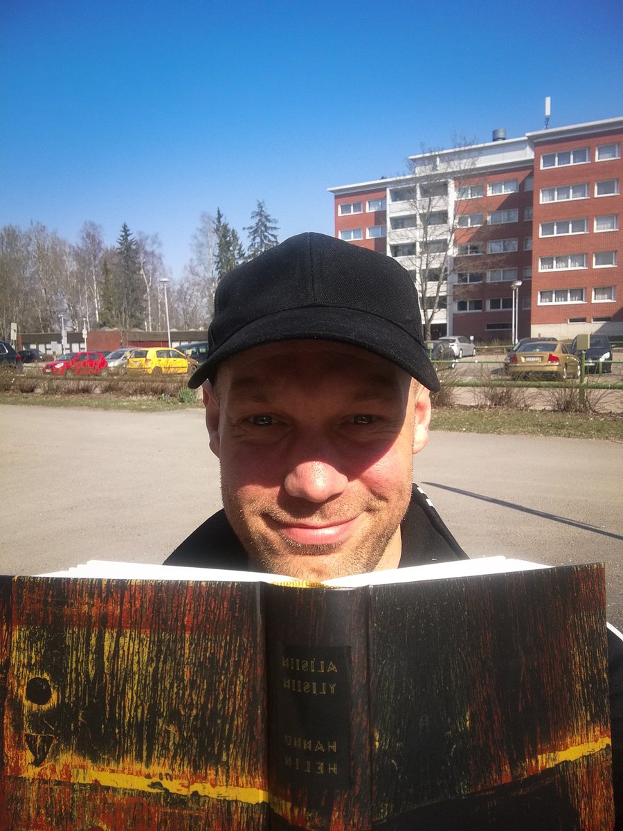 aleksissal's tweet photo. Lukuviikon flasmob! Joka puolella Suomea kouluissa ja päiväkodeissa luetaan juuri nyt ääneen. 
#innostalukemaan #lukuviikko #lukuliike #lukiloki #tartutarinaan https://t.co/EcfIpCUEPf