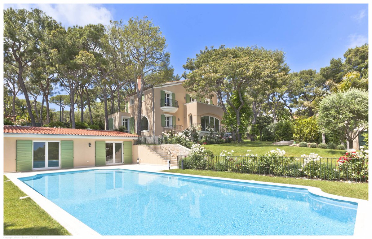 _UniqueLiving_'s tweet photo. In one of the most sought after areas in #SaintJeanCapFerrat, benefitting from wonderful #seaviews, this magnificent property in #NeoProvencal is set on a flat plot of 2,500sq.m. #FrenchRiviera #France https://t.co/S6AorQly3R