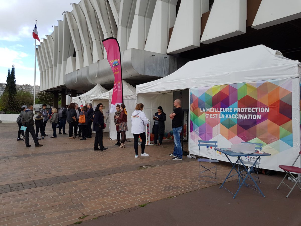 anaelleboschat's tweet photo. En direct du Village Info #Vaccination, sur le Parvis de la Mairie de #Gennevilliers : un moment privilégié et ludique pour parler librement de la vaccination. L’@ARS_IDF est aux côtés de ses partenaires #CMS Gennevilliers #CPAM92 https://t.co/1SZILh9mvz