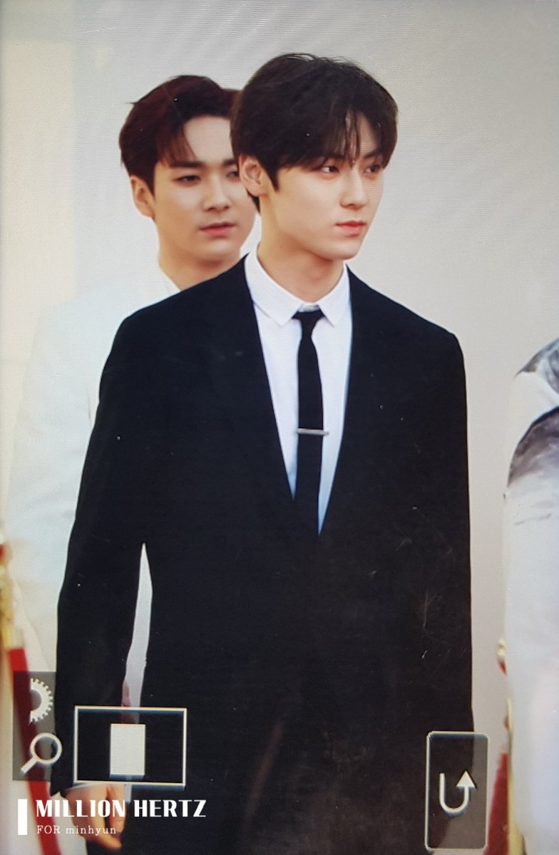deepand_more's tweet photo. 190424 더팩트 레드카펫
멋짐이란게 폭발한다...

#황민현 #민현 https://t.co/cPdyU3pjnQ