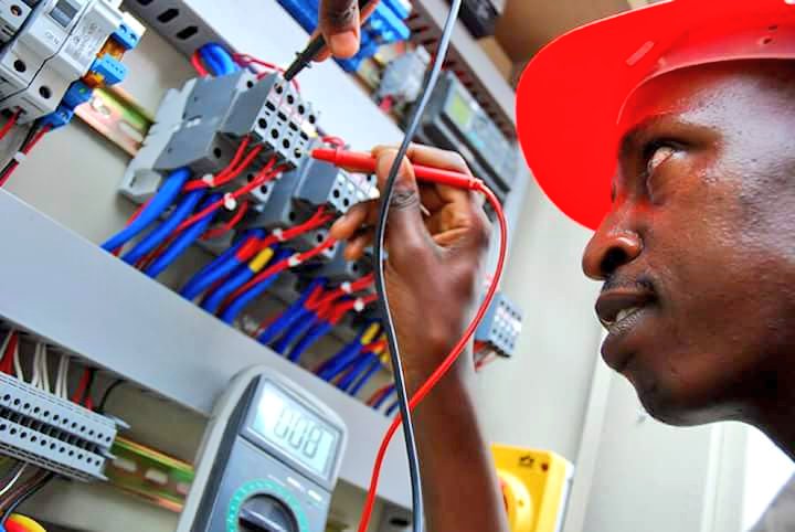 Монтаж электрооборудования. Монтаж межкомнатных дверей. Install works. Электрик профессионал. Электромонтажник.