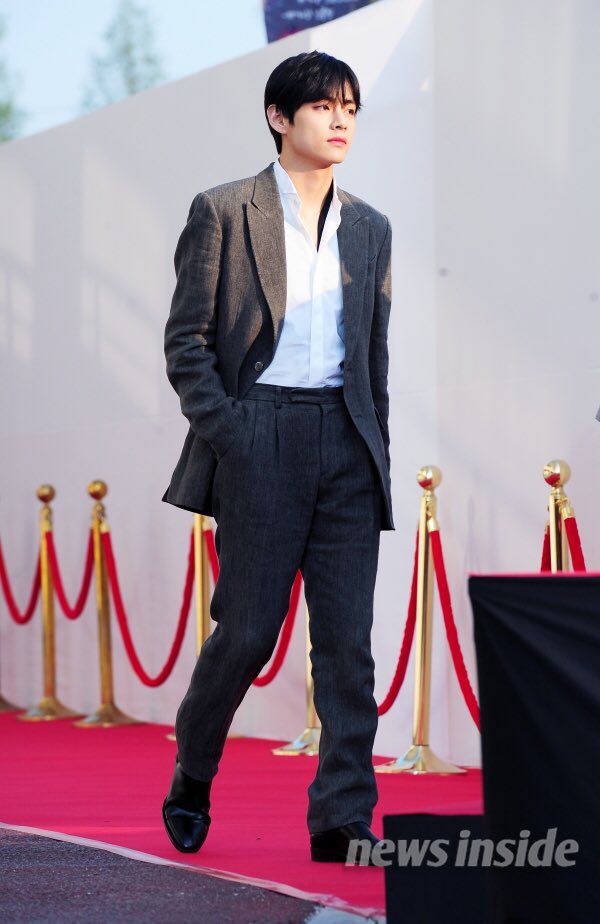 taehyungpic's tweet photo. 190424
—
MODEL KIM TAEHYUNG 😭🥰😭

#BBMAsTopSocial BTS 
#방탄소년단 #뷔 #방탄소년단뷔 #태형 #BTS #V #BTSV #taehyung @BTS_twt https://t.co/ZViKc0igVj